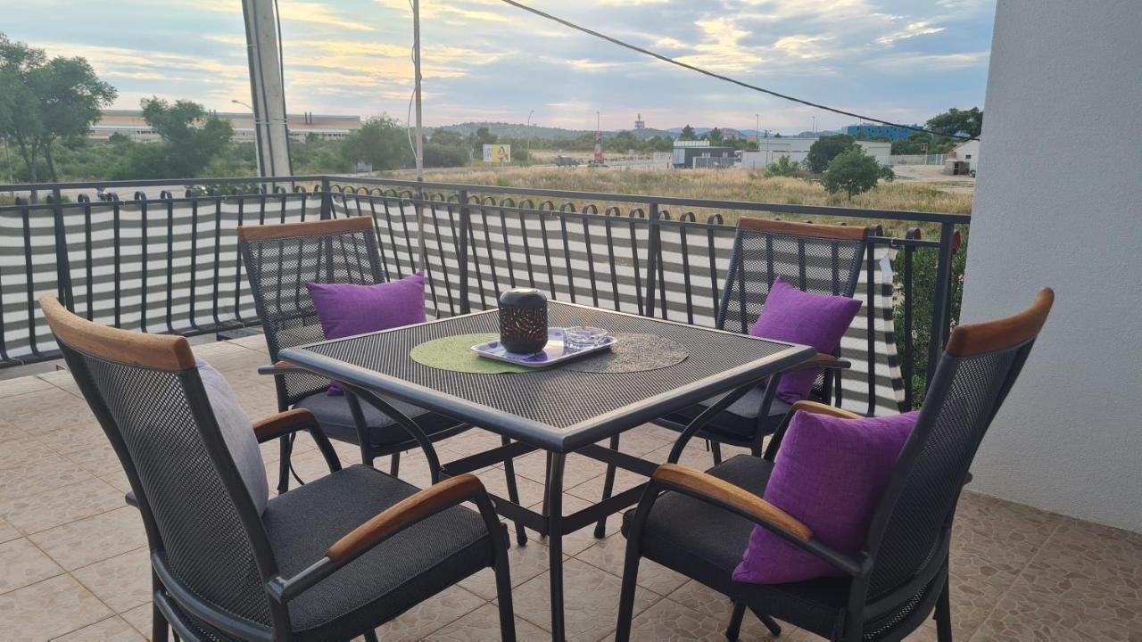Doki Apartment ชิเบนิก ภายนอก รูปภาพ